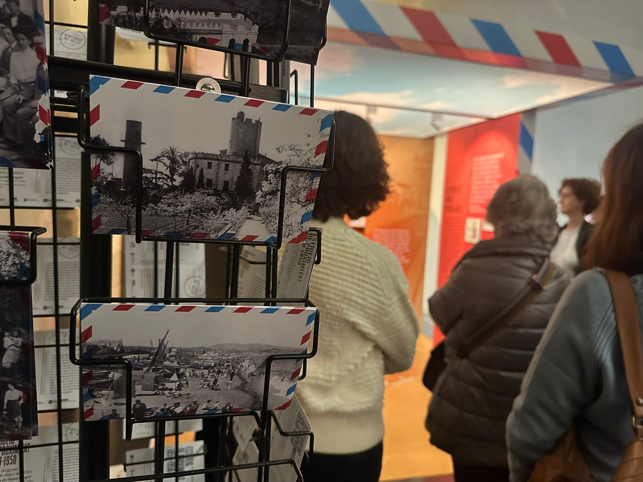 Postals de l'exposició sobre l'estiueig. FOTO: Lluna Fabregat