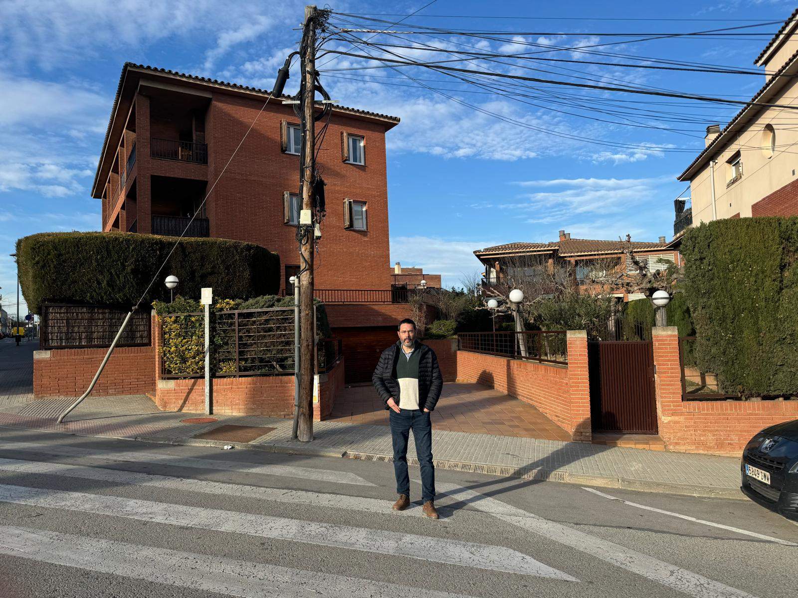 Àngel Garcia, president de l'AVBSD davant una escomesa àerea malmesa