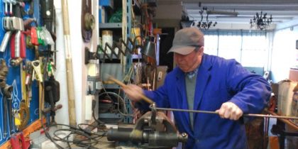 Salvador García López treballant en el seu taller. FOTO: Miriam Cabanas