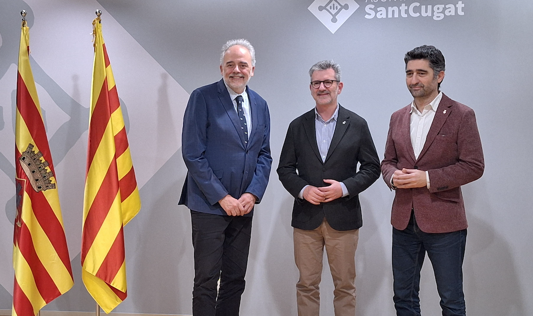 El rector de la Universitat Autònoma de Barcelona, Javier Lafuente, l'alcalde de Sant Cugat, Josep Maria Vallès, i el tinent d'alcaldia de Relacions Institucionals, Jordi Puigneró (d'esquerra a dreta) en la presentació de l'encàrrec per dimensionar els futurs jutjats de Sant Cugat. FOTO: Ajuntament