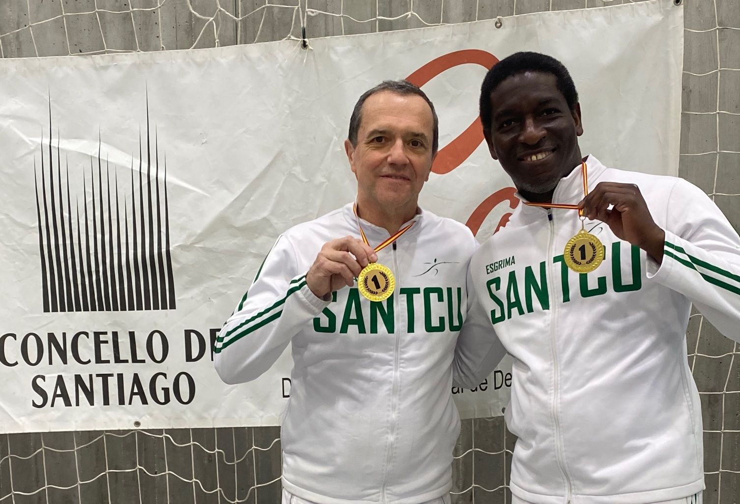 Miquel Ojeda (esquerra) i Lázaro Enríquez (dreta), medalla d'or en la 2a prova del circuit espanyol d'esgrima de veterans de la Lliga Màster. FOTO: Cedida