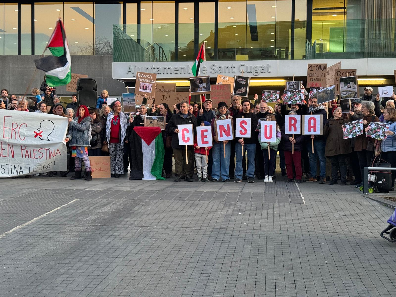 Manifestació de grups pro-Palestina davant l'Ajuntament. FOTO: TOT Sant Cugat