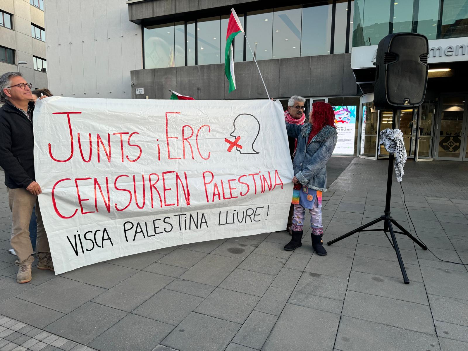 Manifestació de grups pro-Palestina davant l'Ajuntament. FOTO: TOT Sant Cugat