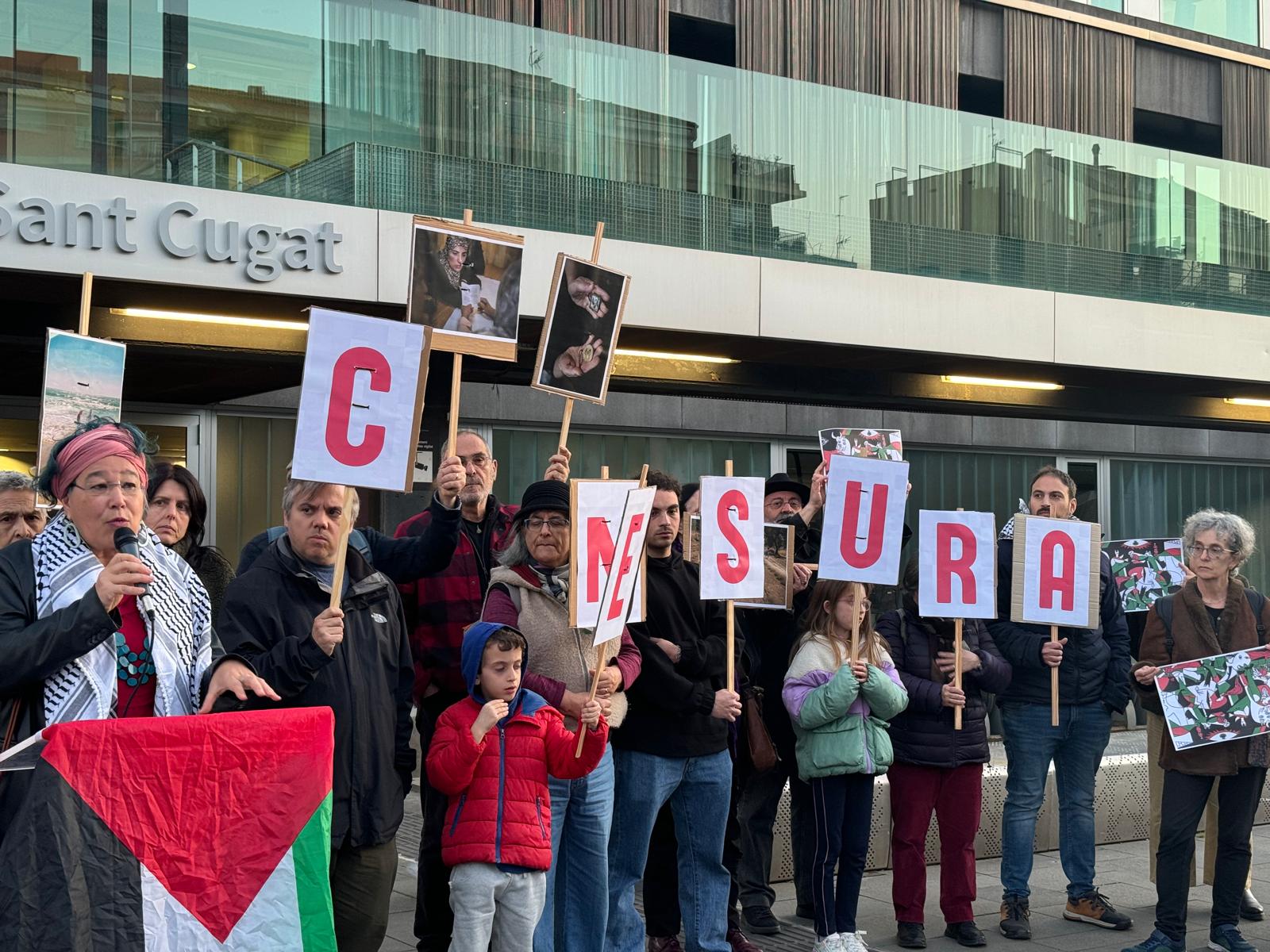 L'artista Estér Perez (esquerra) a la manifestació de grups pro-Palestina davant l'Ajuntament. FOTO: TOT Sant Cugat