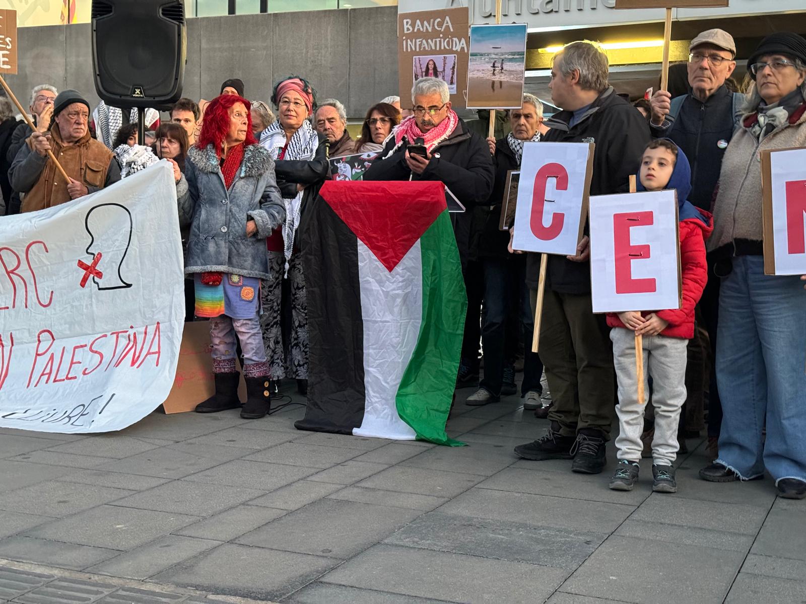 Manifestació de grups pro-Palestina davant l'Ajuntament. FOTO: TOT Sant Cugat
