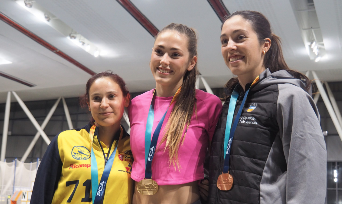 Clara Fernández (centre), en el podi de salt en perxa del Campionat de Catalunya absolut d'atletisme de pista curta. FOTO: Federació Catalana Atletisme