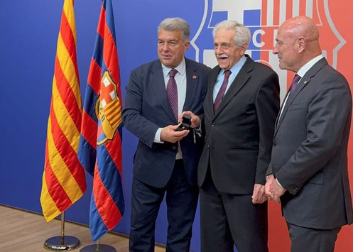 Julio De Paz (centre) va rebre la insígnia de mans del president del FC Barcelona, Joan Laporta (esquerra), i del directiu Josep Ignasi Macià (dreta). FOTO: Cedida