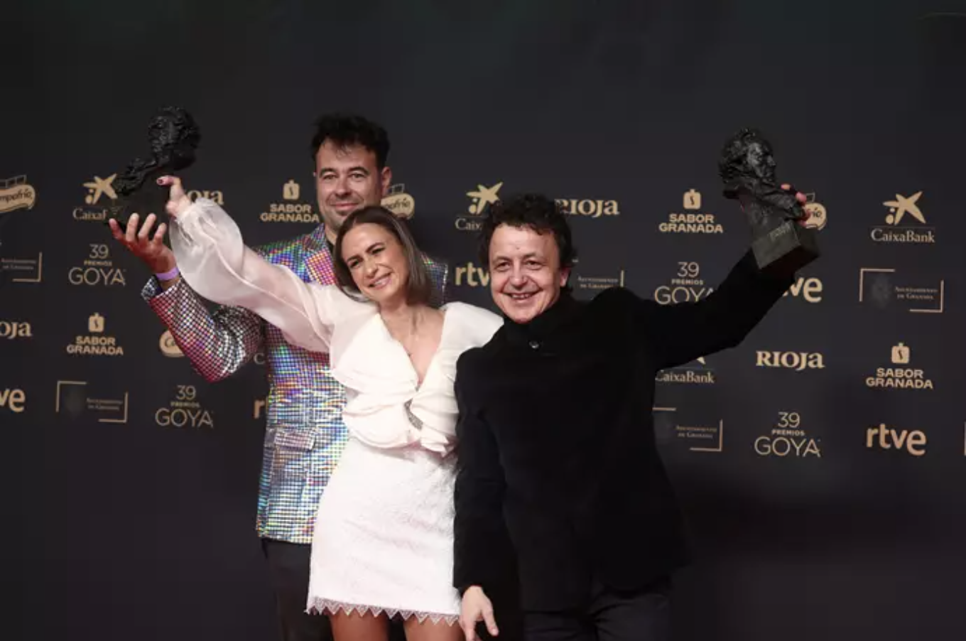 Lluís Rivera (esquerra), Laura Canals (centre) i Ivan López (dreta) amb el premi. FOTO: Cedida