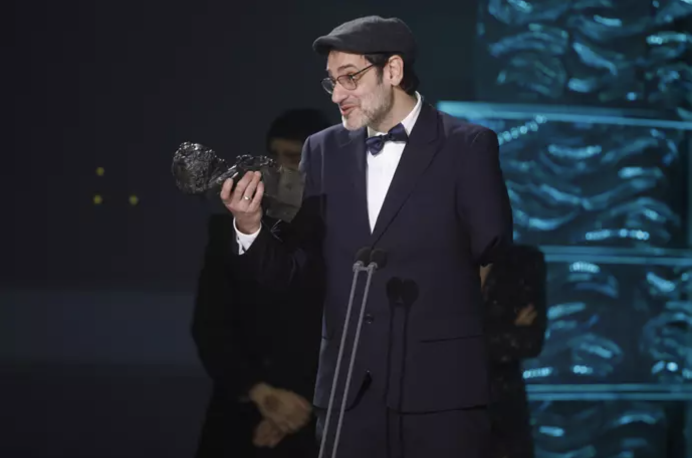 Àlex Lora amb el Premi Goya. FOTO: Cedida