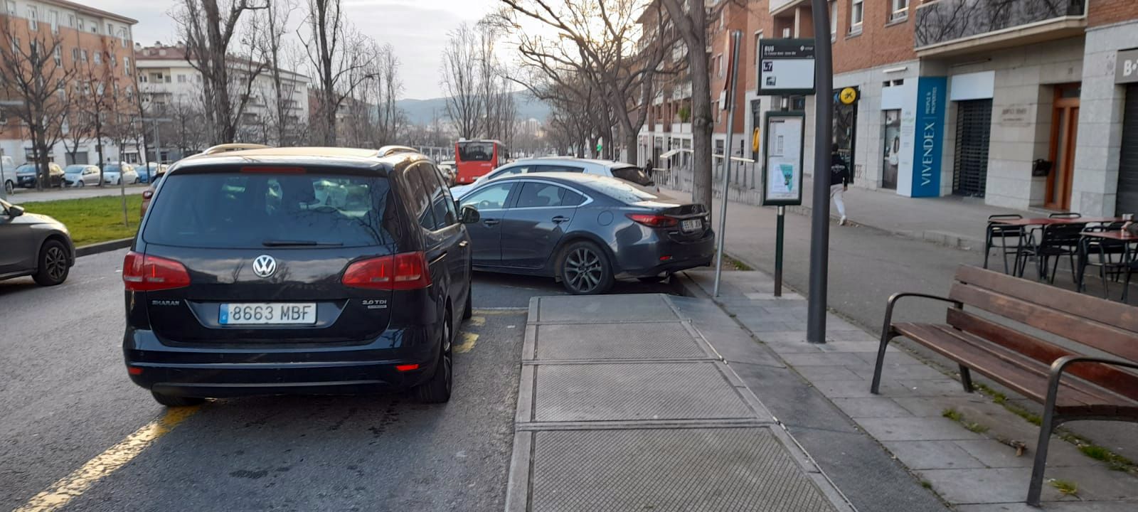 Cotxe a la parada de bus. FOTO: Teresa Otero