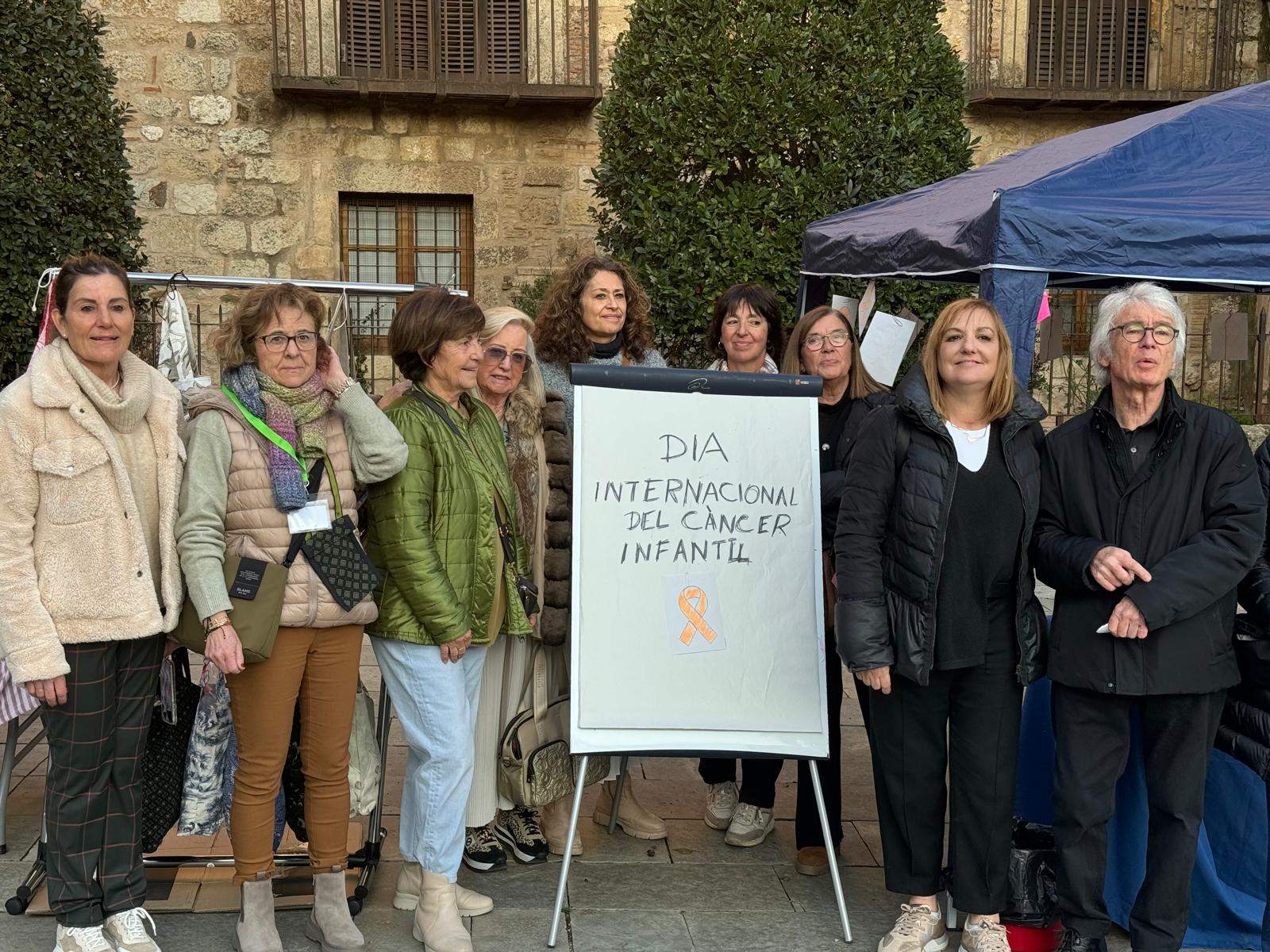 Membres de Pulseras Candela, Fundació Oncolliga i l'Associació Espanyola contra el Càncer, junt amb la regidora Núria Fernández FOTO: TOT Sant Cugat