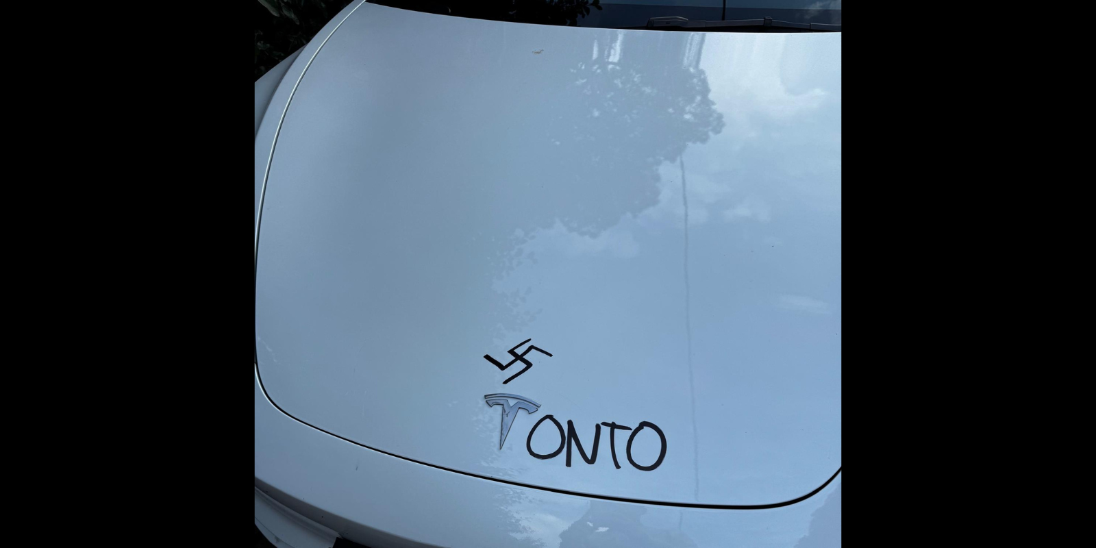 Pintada a un Tesla a Valldoreix. FOTO: Cedida