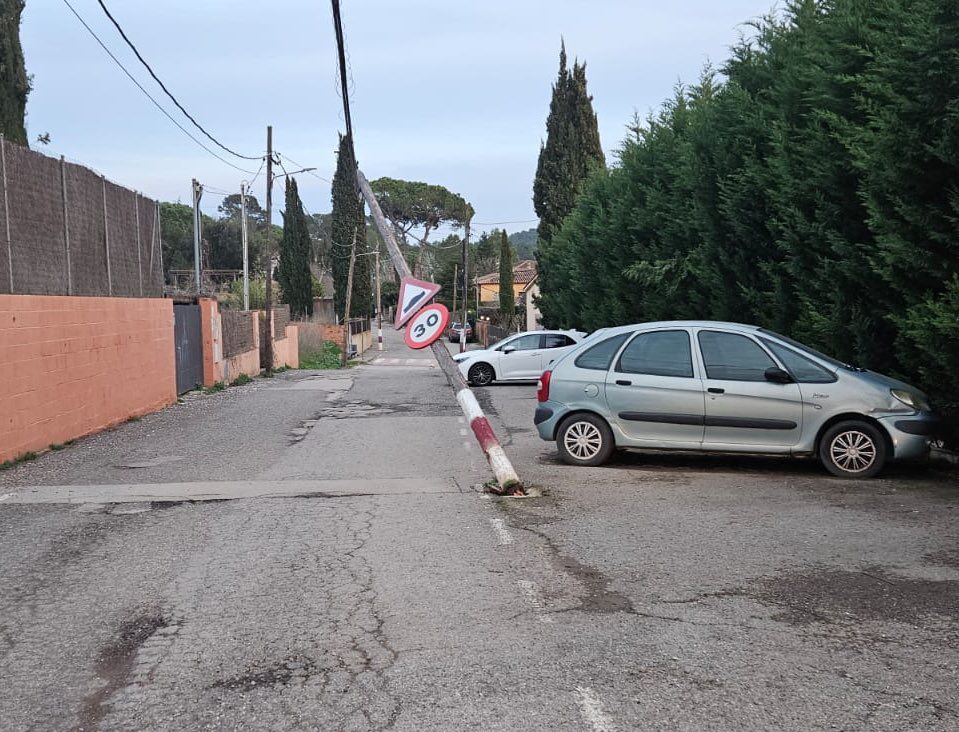 L'estat del pal de telefonia FOTO: EMD Valldoreix