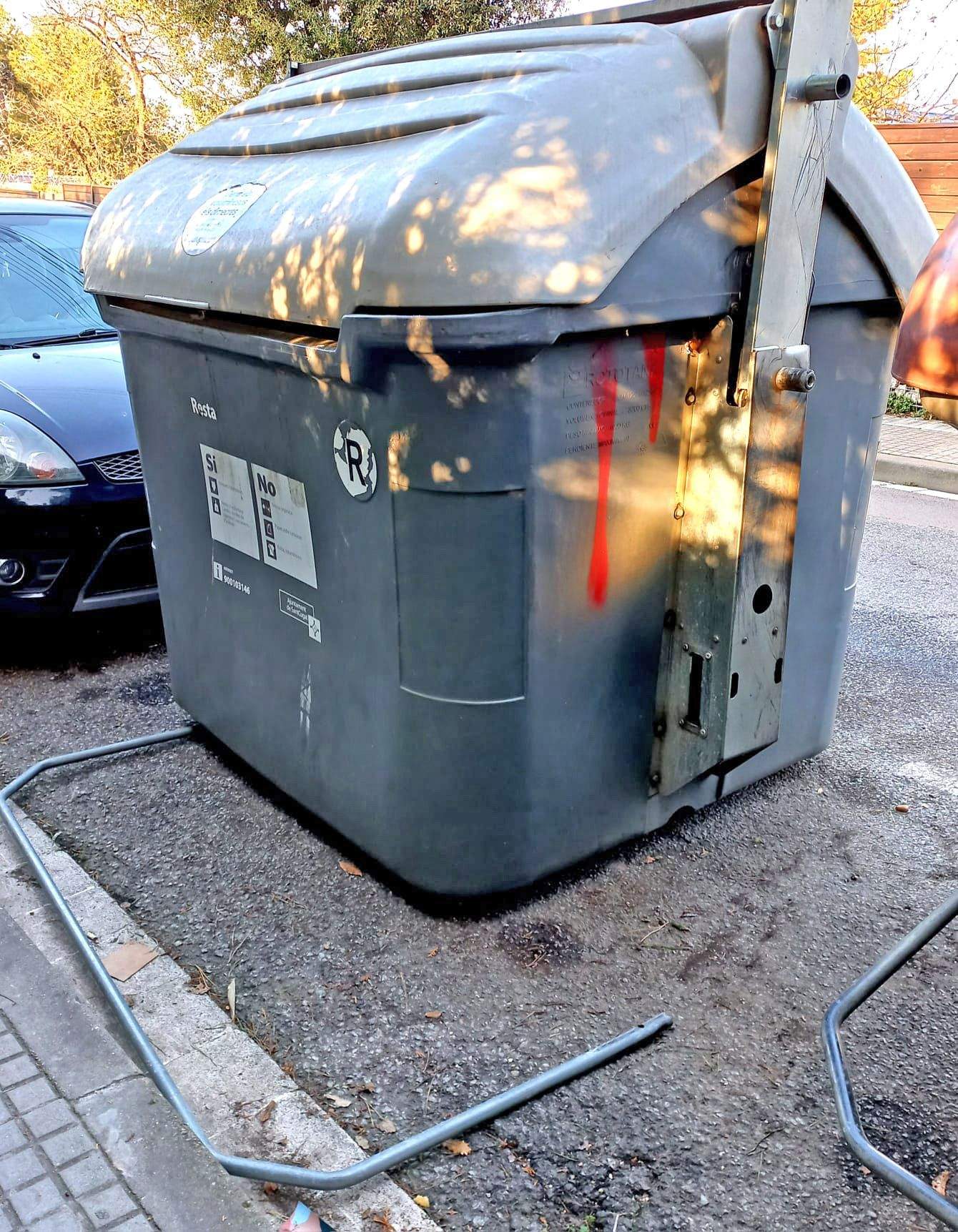 Contenidor al passeig de La Floresta. FOTO: Josefina Abella