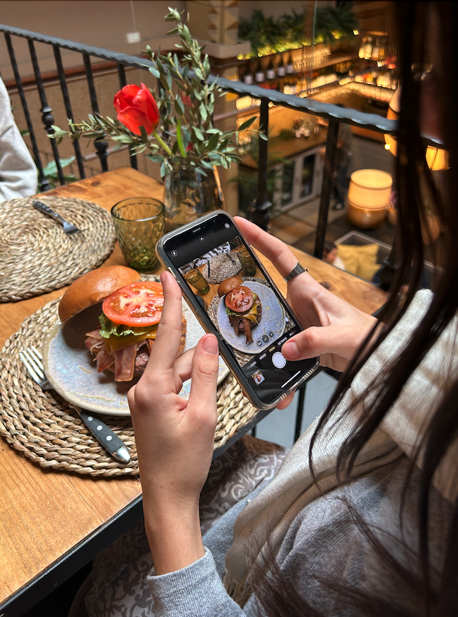 El guanyador i el seu acompanyant es podran delectar amb hamburgueses i pizzes de primera qualitat i elaborades al moment amb ingredients frescos . FOTO: Arxiu