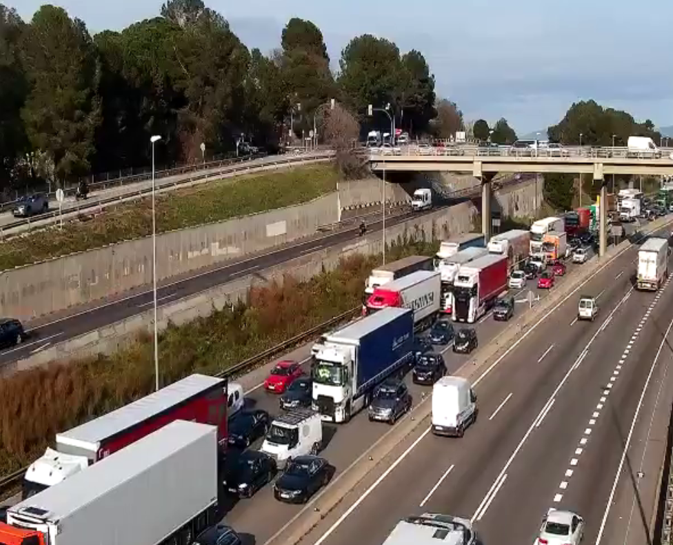Retencions a l'AP-7 per un accident. FOTO: Trànsit