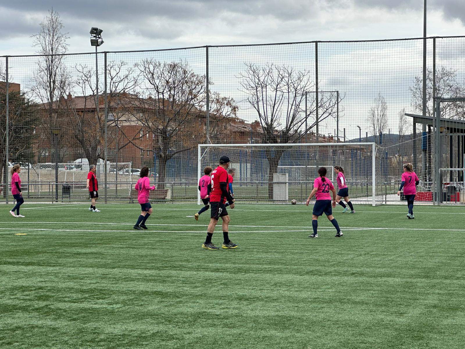 Partit de la jornada de presentació de l'equip de futbol caminant del Sant Cugat FC. FOTO: Lluna Fabregat
