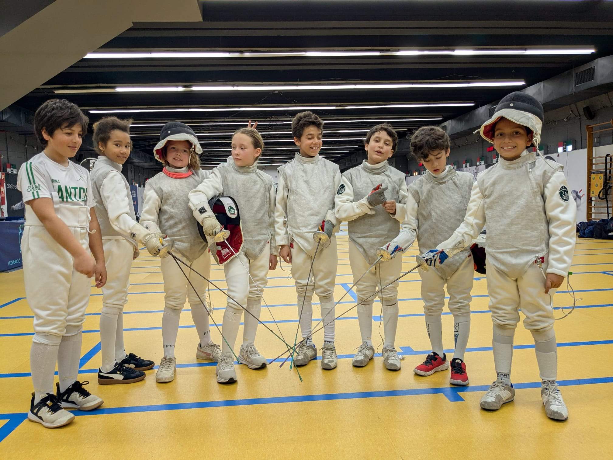 El grup M11 del Club Esgrima Sant Cugat. FOTO: Cedida