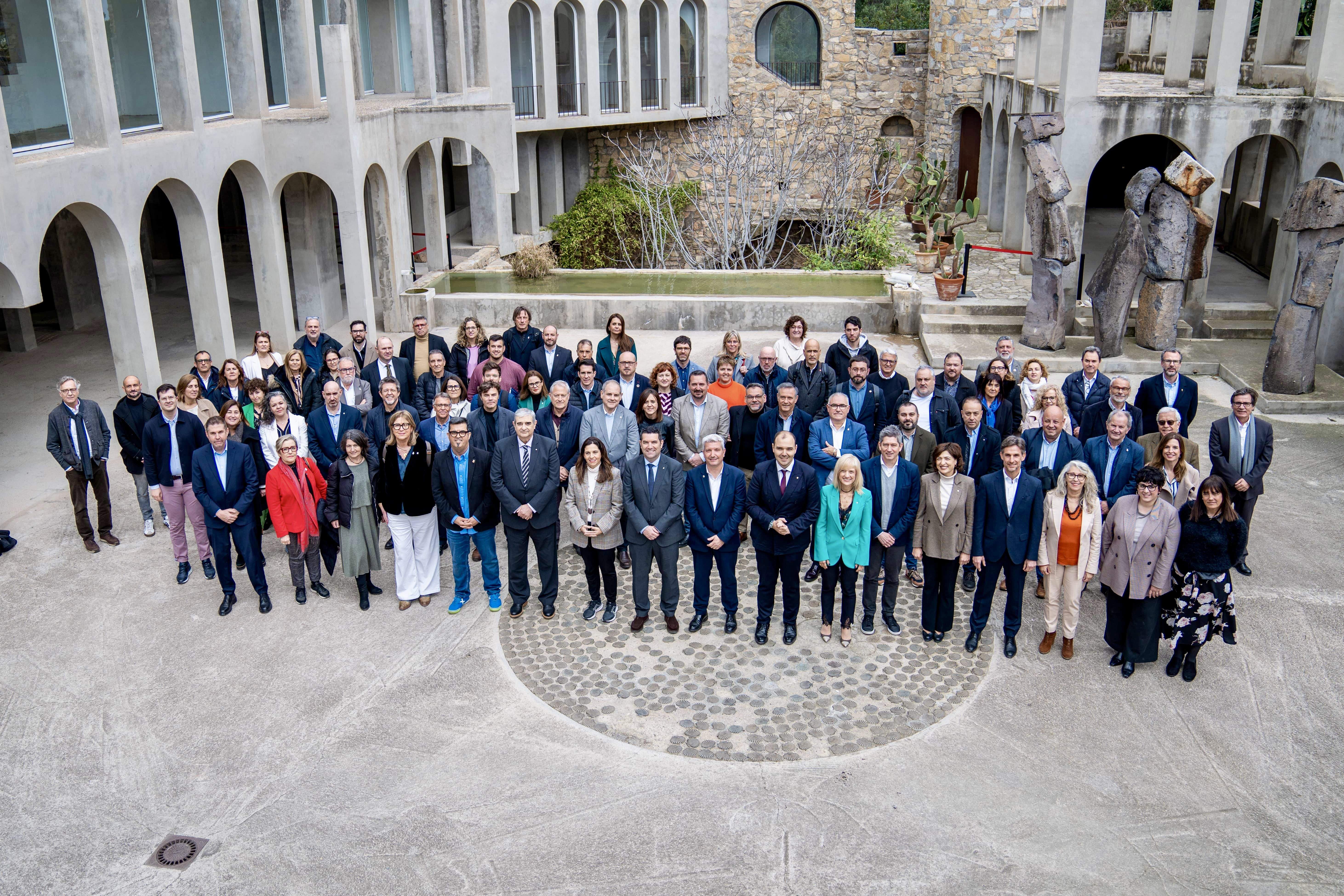 Alcaldes i representants del Govern a la presentació del PUOSC 2025-2029 FOTO: ACN / Cedida