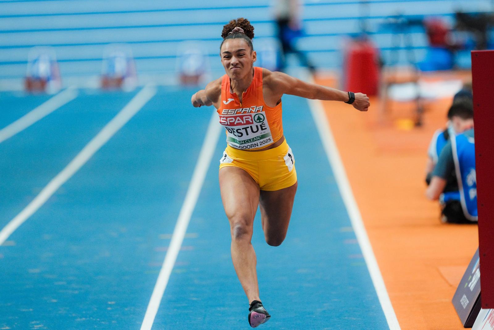 Jaël Bestué cau a les semifinals del Campionat d'Europa. FOTO: Real Federació d'Atletisme