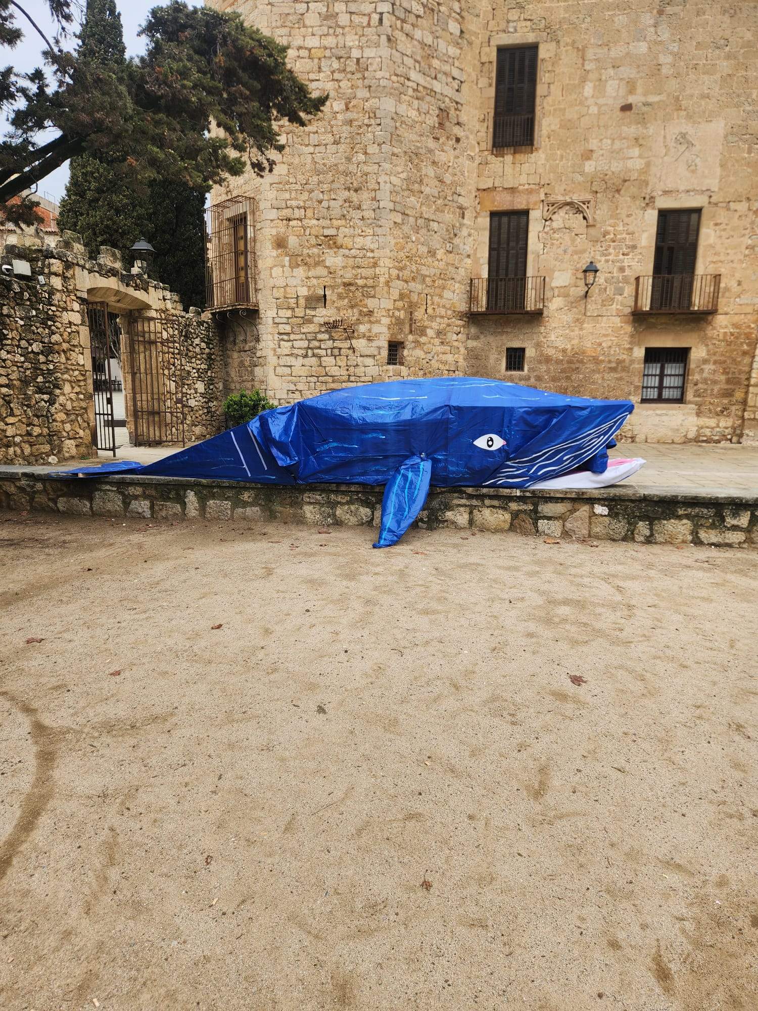 La balena de Carnaval a les portes del Monestir. FOTO: Cedida