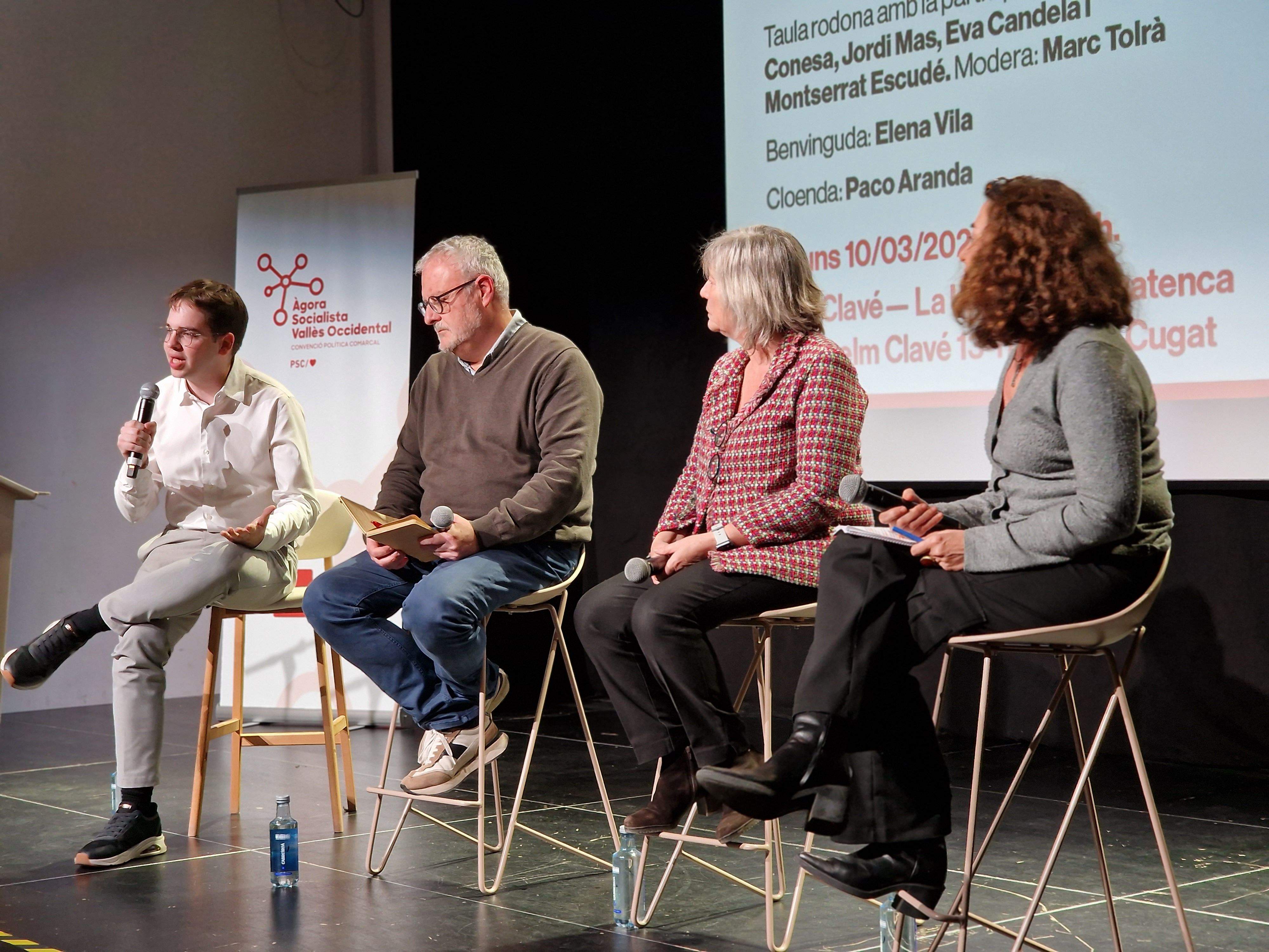 Taula rodona del PSC, moderada per Marc Tolrà i amb la presència d'Ignasi Conesa, Eva Candela i Montserrat Escudé, d'esquerra a dreta. FOTO: PSC