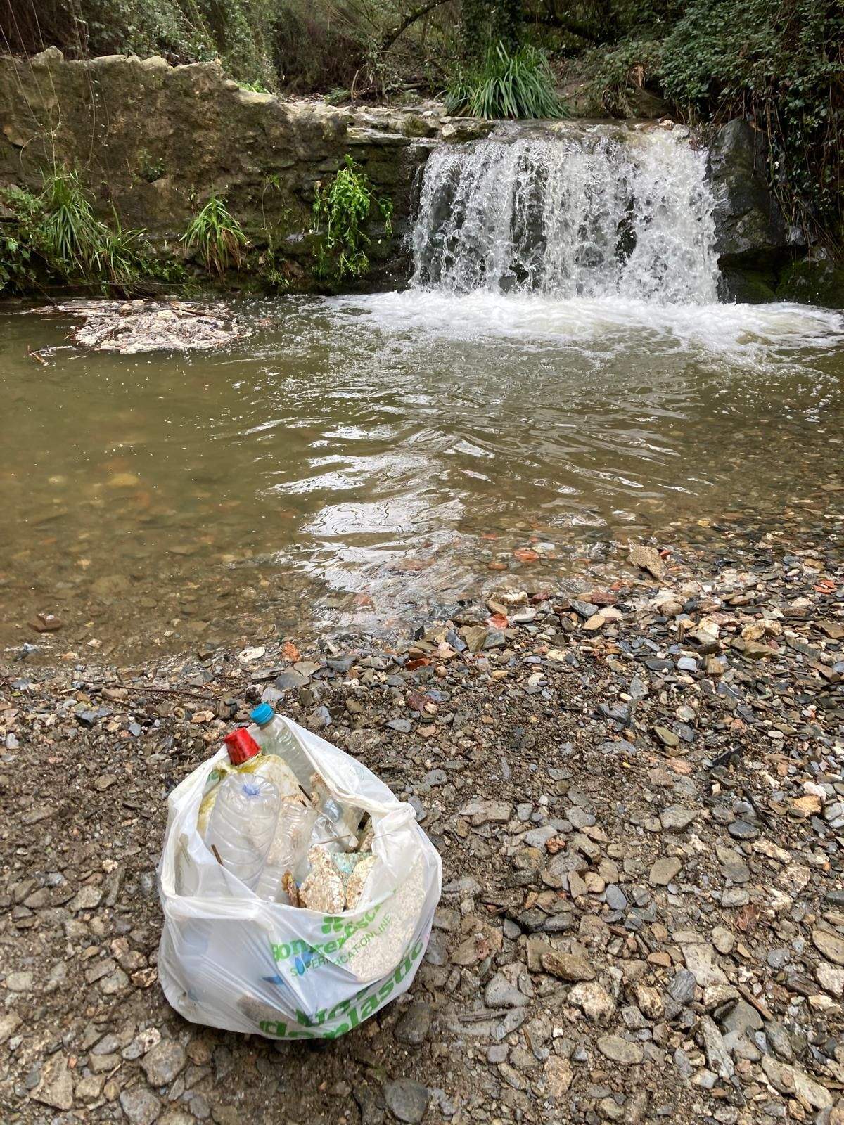 "Tot de merda recollida". FOTO: Roger Corominas