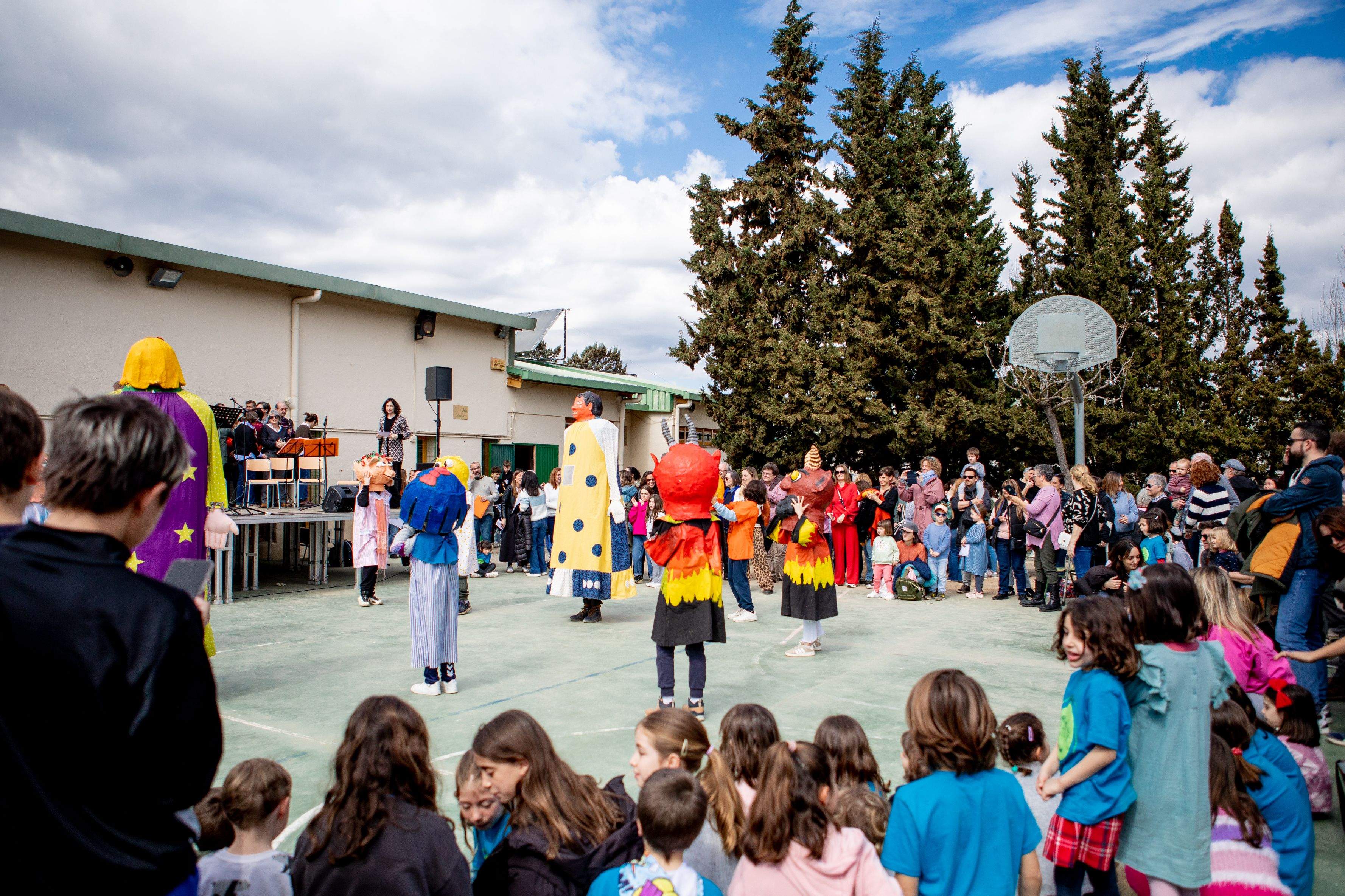 Els gegants al 50è aniversari de l'escola Jaume Ferran i Clua. FOTO: Joana Arribas (TOT Sant Cugat)