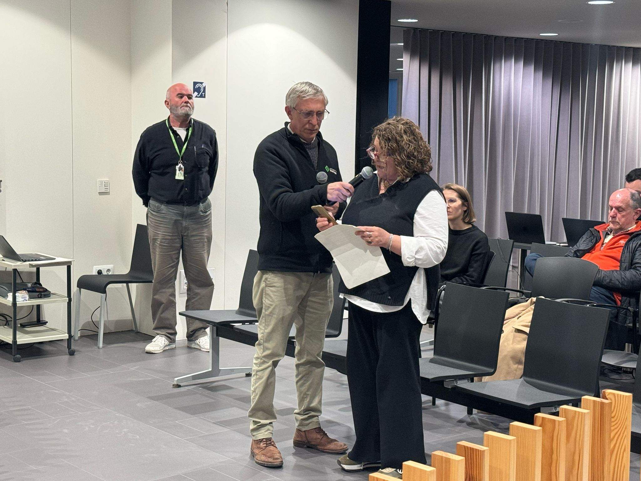 La ciutadana Maria Jesús Ginesta, durant el ple municipal. FOTO: TOT Sant Cugat