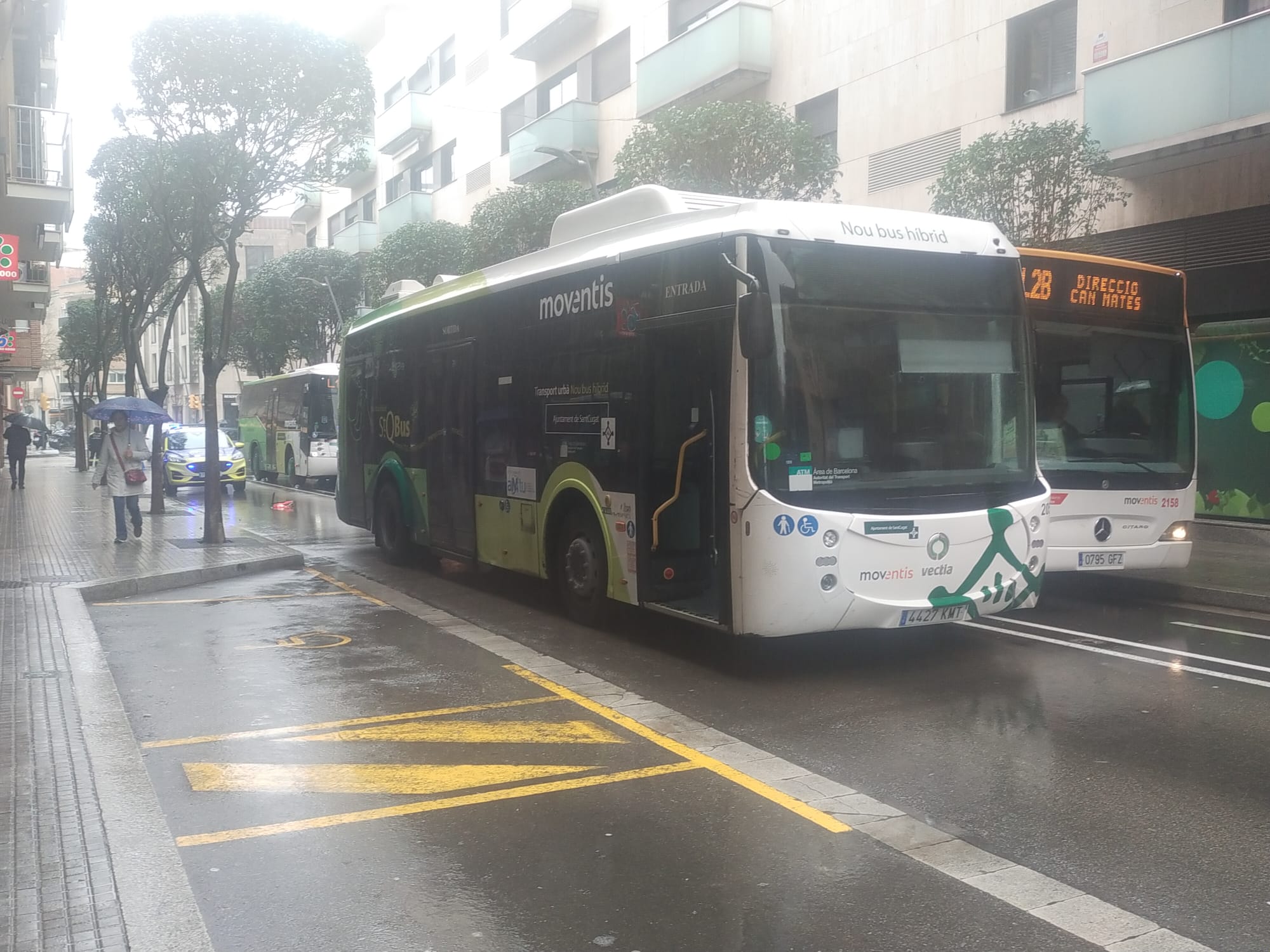 L'autobús urbà avariat al centre de Sant Cugat. FOTO: TOT