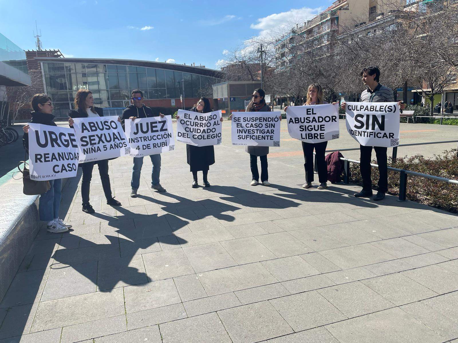 Protesta de la família a les portes de l'ajuntament de Sant Cugat FOTO: TOT Sant Cugat