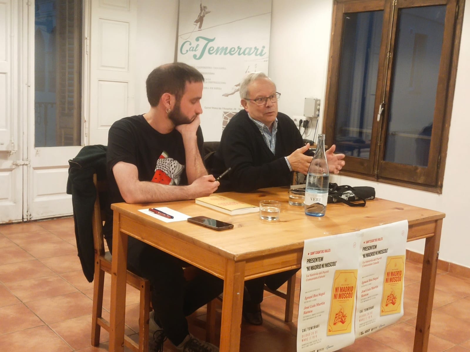 Ignasi Bea (esquerra) i José Luis Martín (dreta) en la presentació del llibre 'Ni Madrid ni Moscou, el Partit Comunista Català (1926-1930)'. FOTO: TOT 