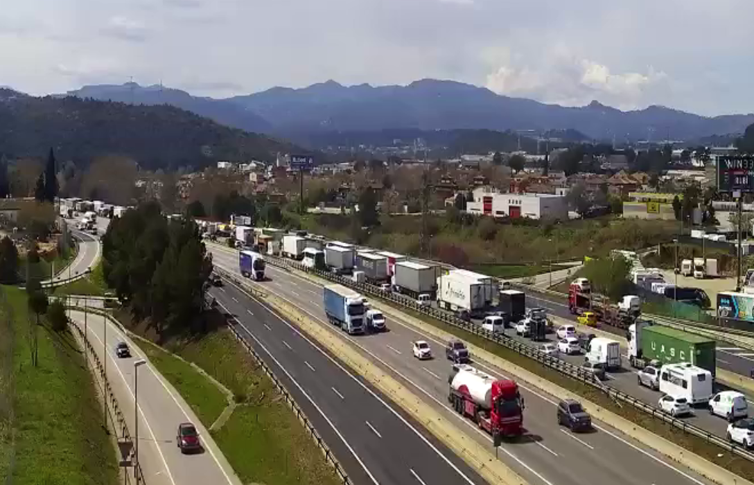 Retencions a l'AP-7 per l'avaria d'un camió. FOTO: Trànsit