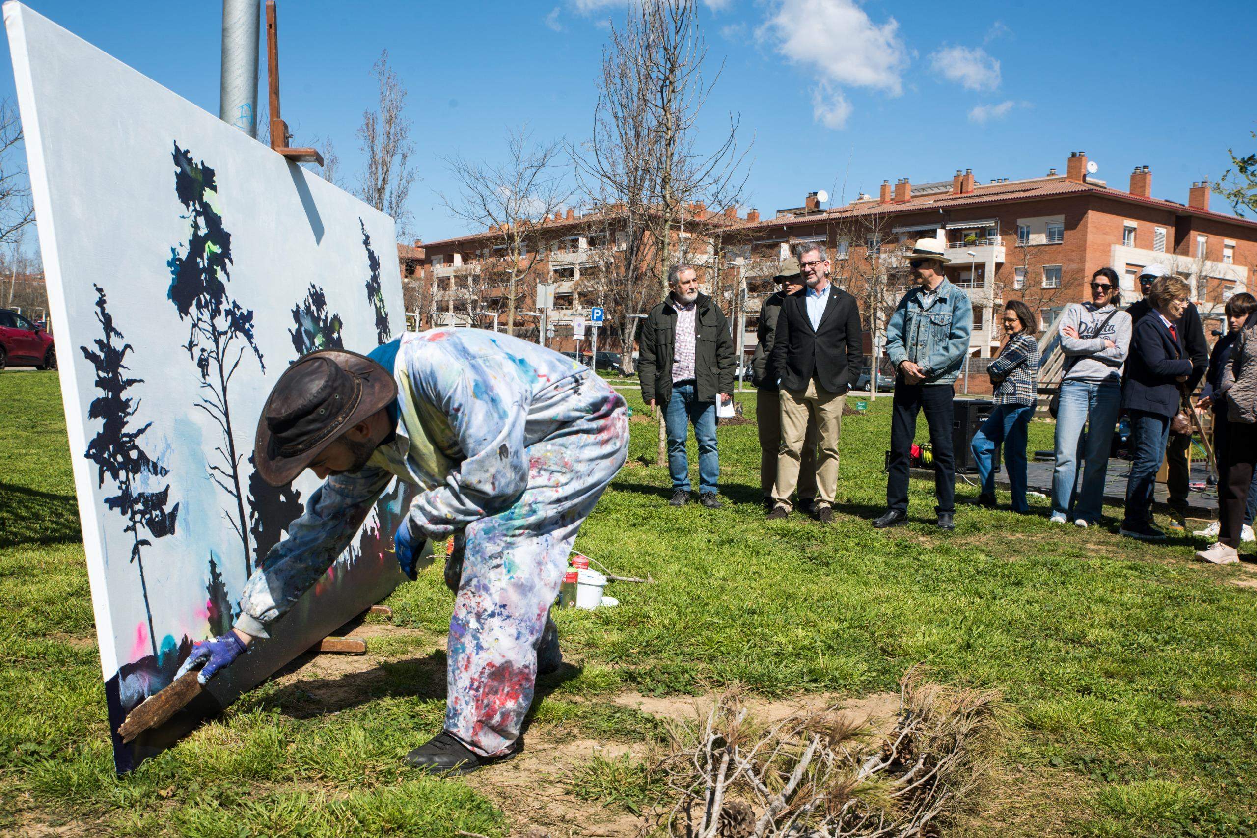 Performance artística de Carles Azcón durant la plantació d'arbres a Sant Cugat FOTO: Ajuntament de Sant Cugat