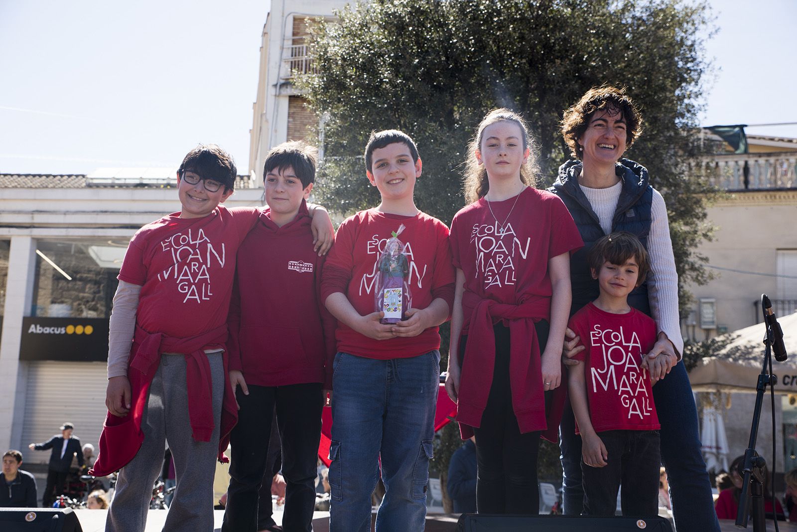 Entrega d'obsequis a les escoles. FOTO: Bernat Millet.