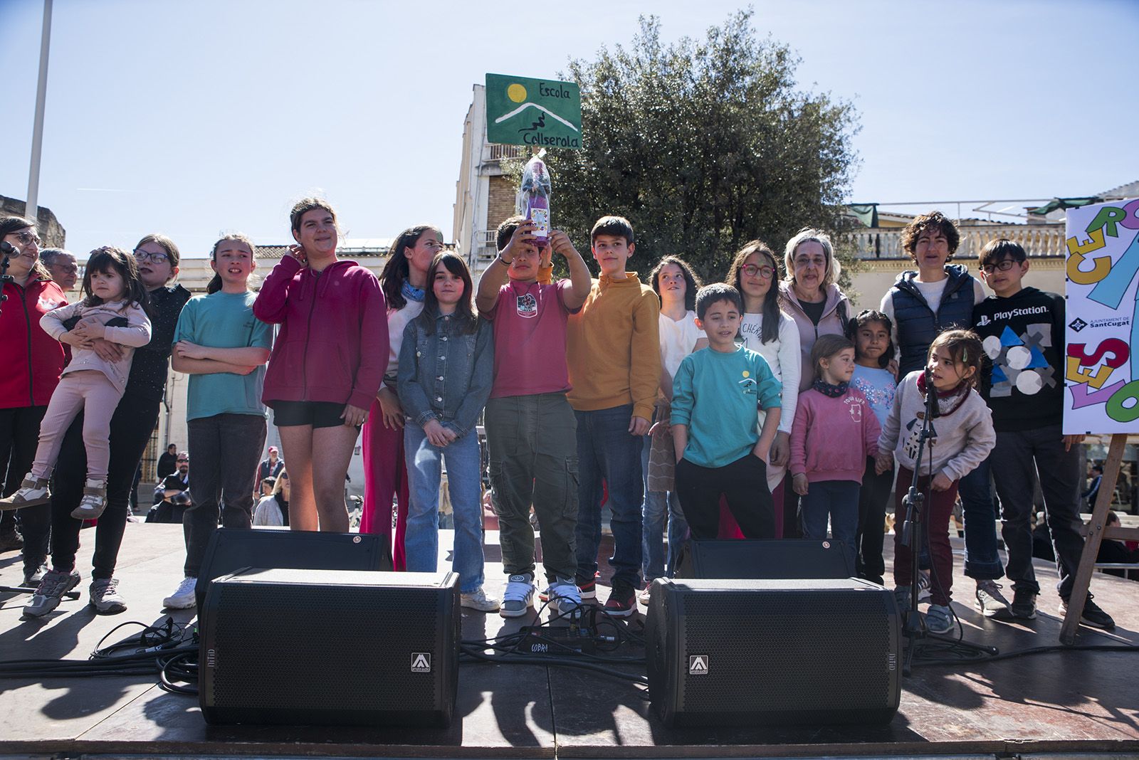 Entrega d'obsequis a les escoles. FOTO: Bernat Millet.