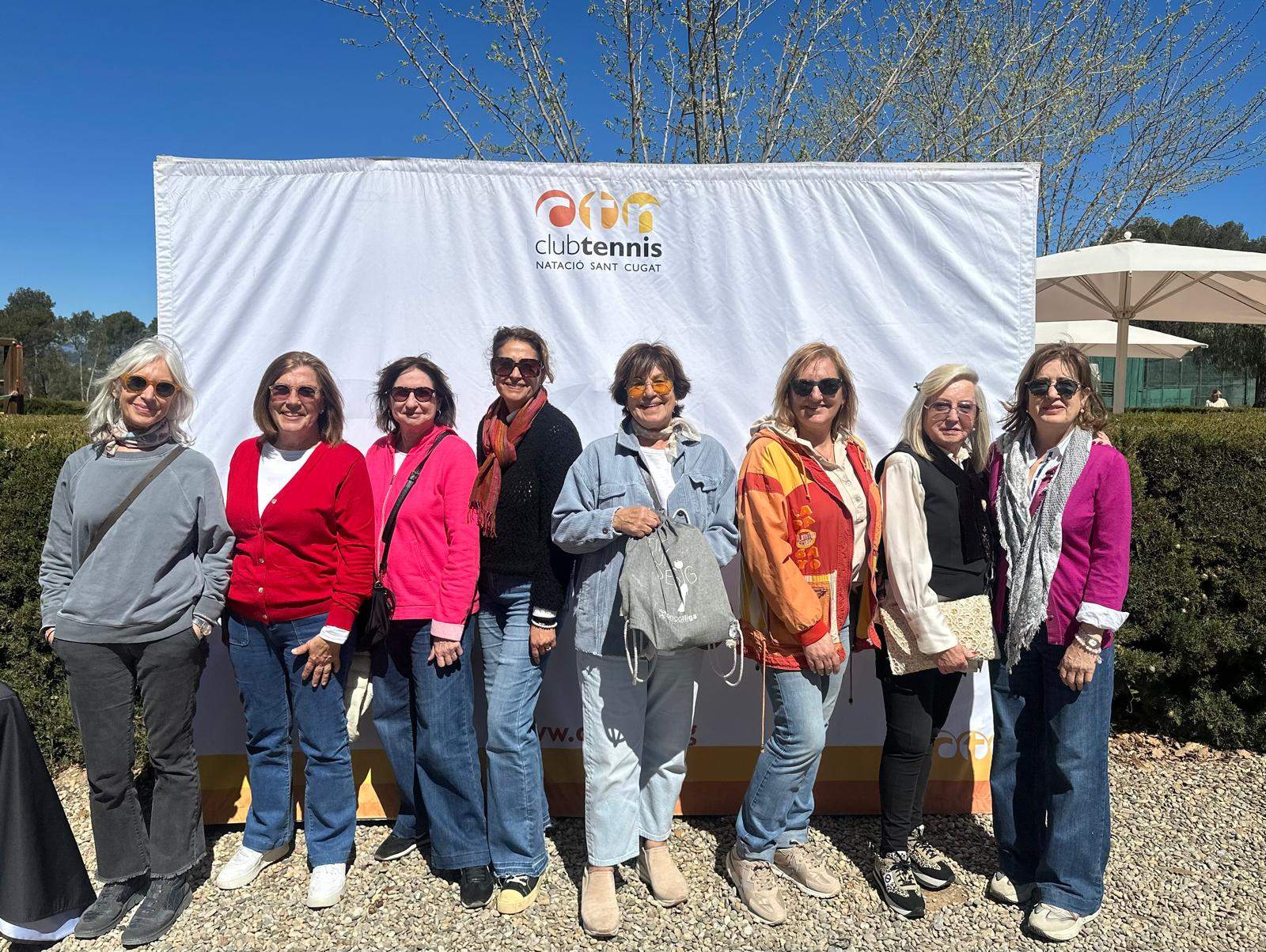 Les voluntàries d'Oncolliga Sant Cugat i la regidora Núria Fernàndez. FOTO: Lluna Fabregat