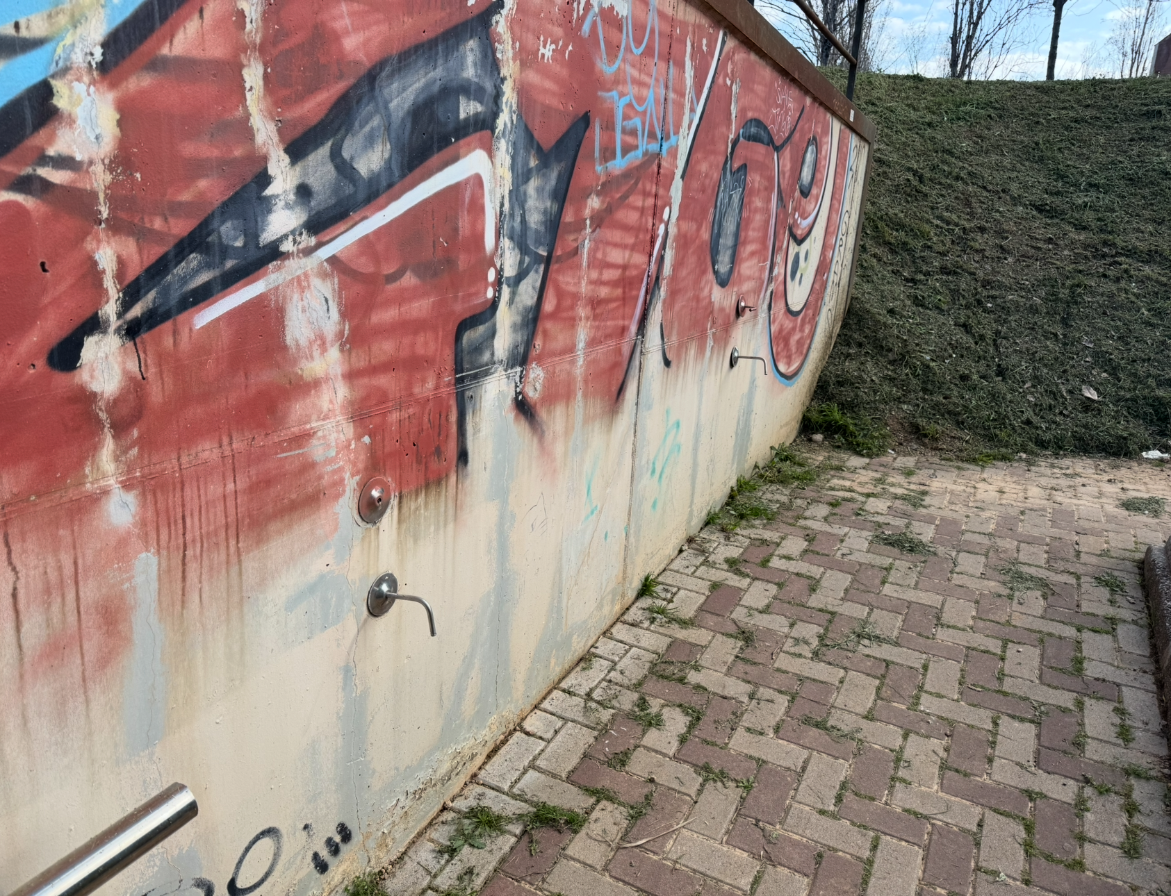 Pas subterrani de l'estació de Renfe a Coll Favà. FOTO: Xavier Singla