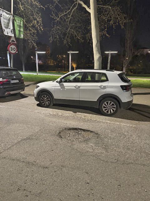 Esvorancs a l’avinguda de Can Volpelleres. FOTO: Lidia Argilaguet