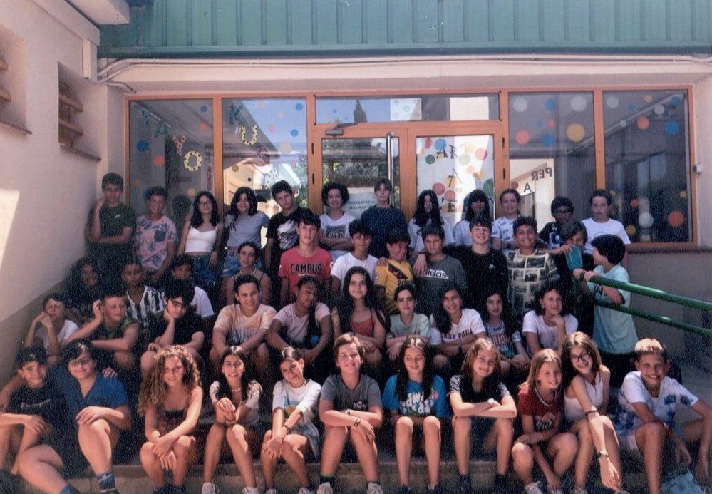 Les dues classes de 6è de primària del 2022 davant l’entrada de l’escola 