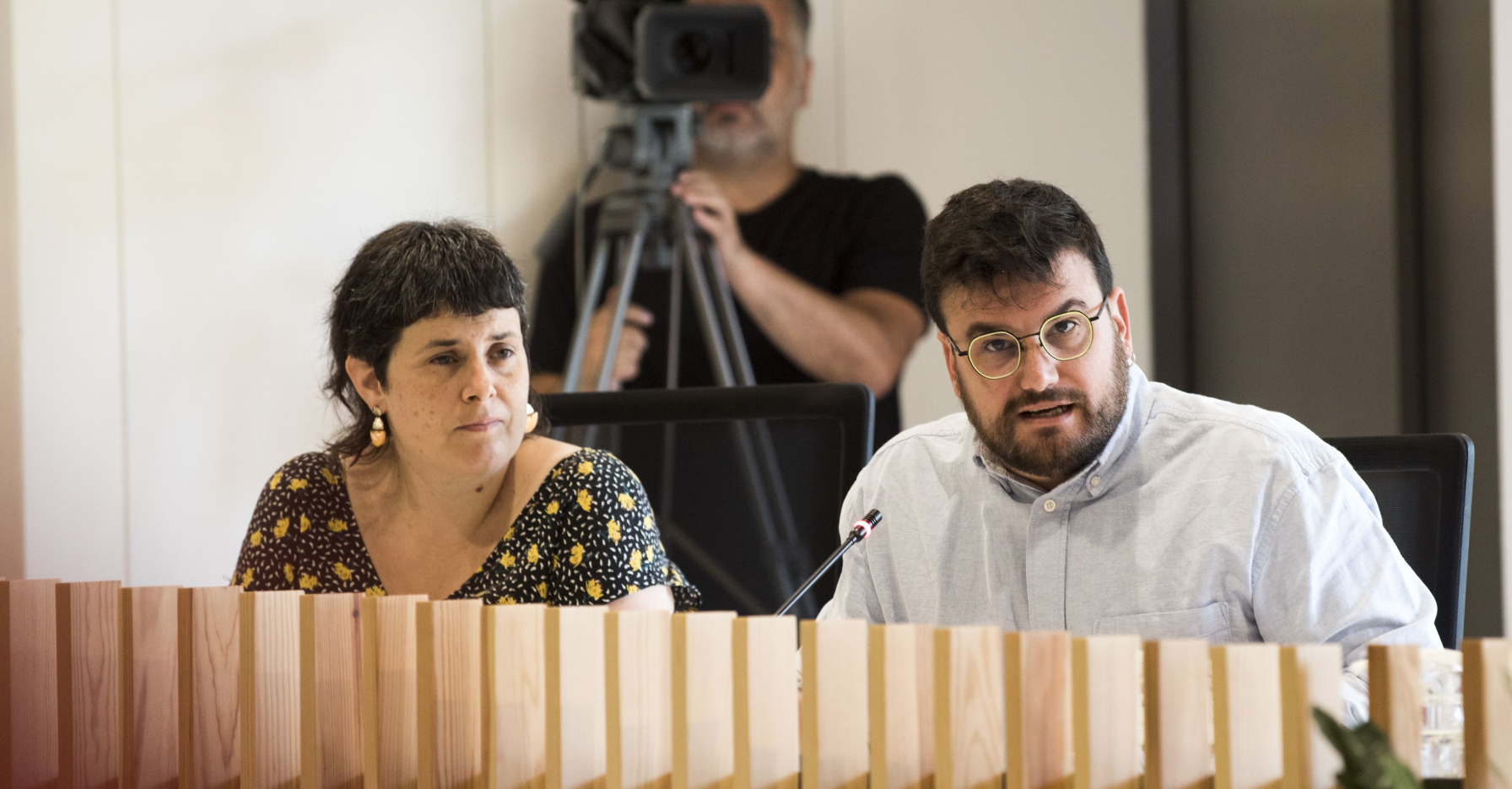 Els regidors d'En Comú Podem, Aina Balada i Ramon Gutiérrez durant el ple de juny FOTO: Bernat Millet (TOT Sant Cugat)