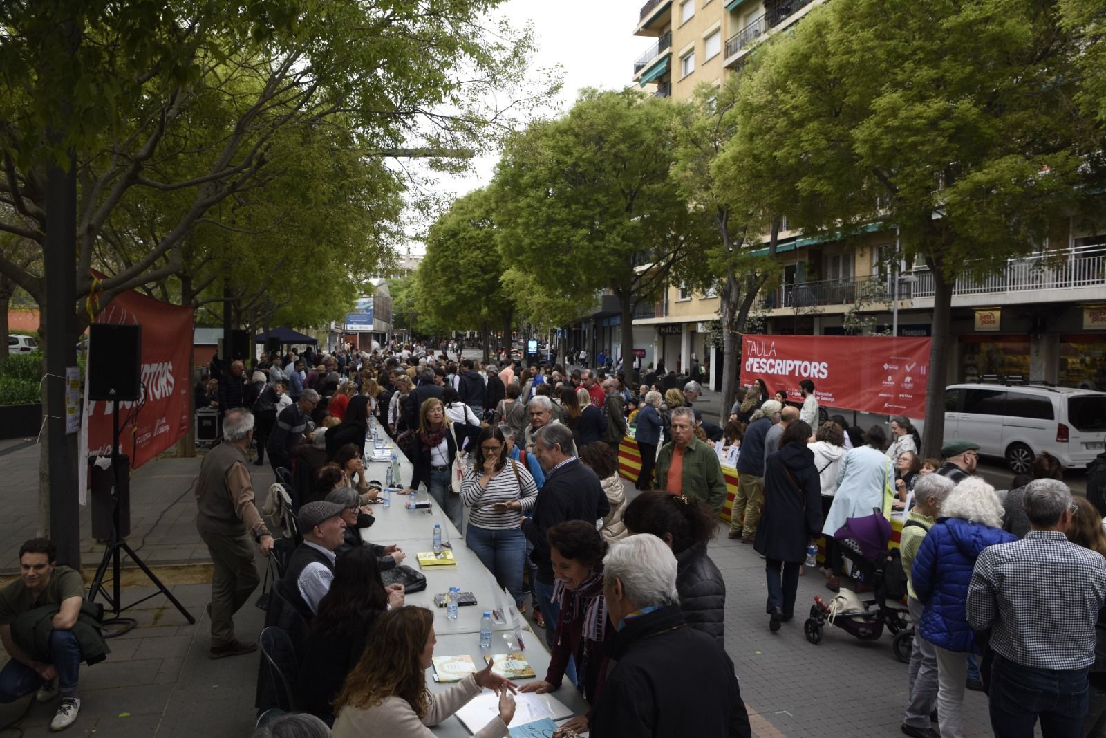Centenars de persones han passat per la Taula d'Escriptors FOTO: Bernat Millet (TOT Sant Cugat)