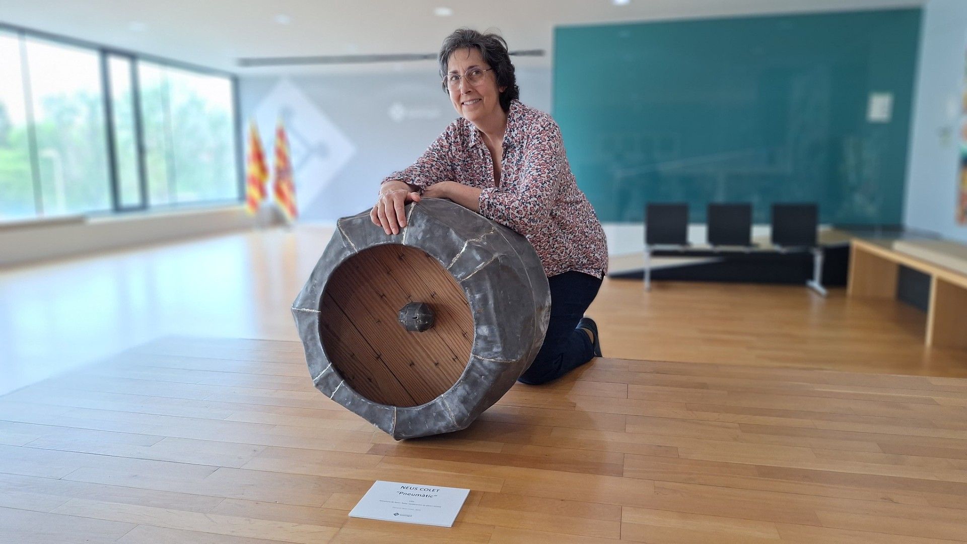 L'artista Neus Colet amb l'escultura 'Pneumàtic', una de les dues obres que ha donat. FOTO: Ajuntament