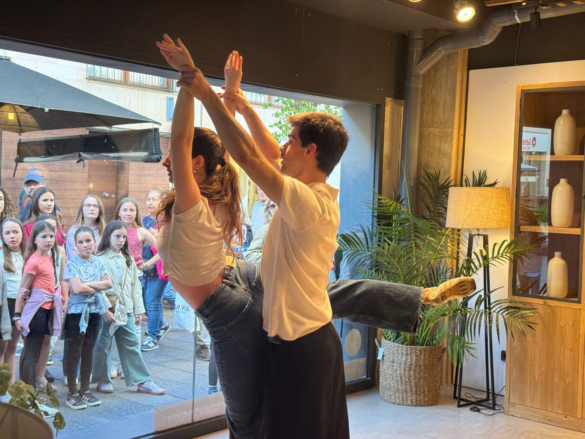 Dansa als aparadors. FOTO: TOT Sant Cugat