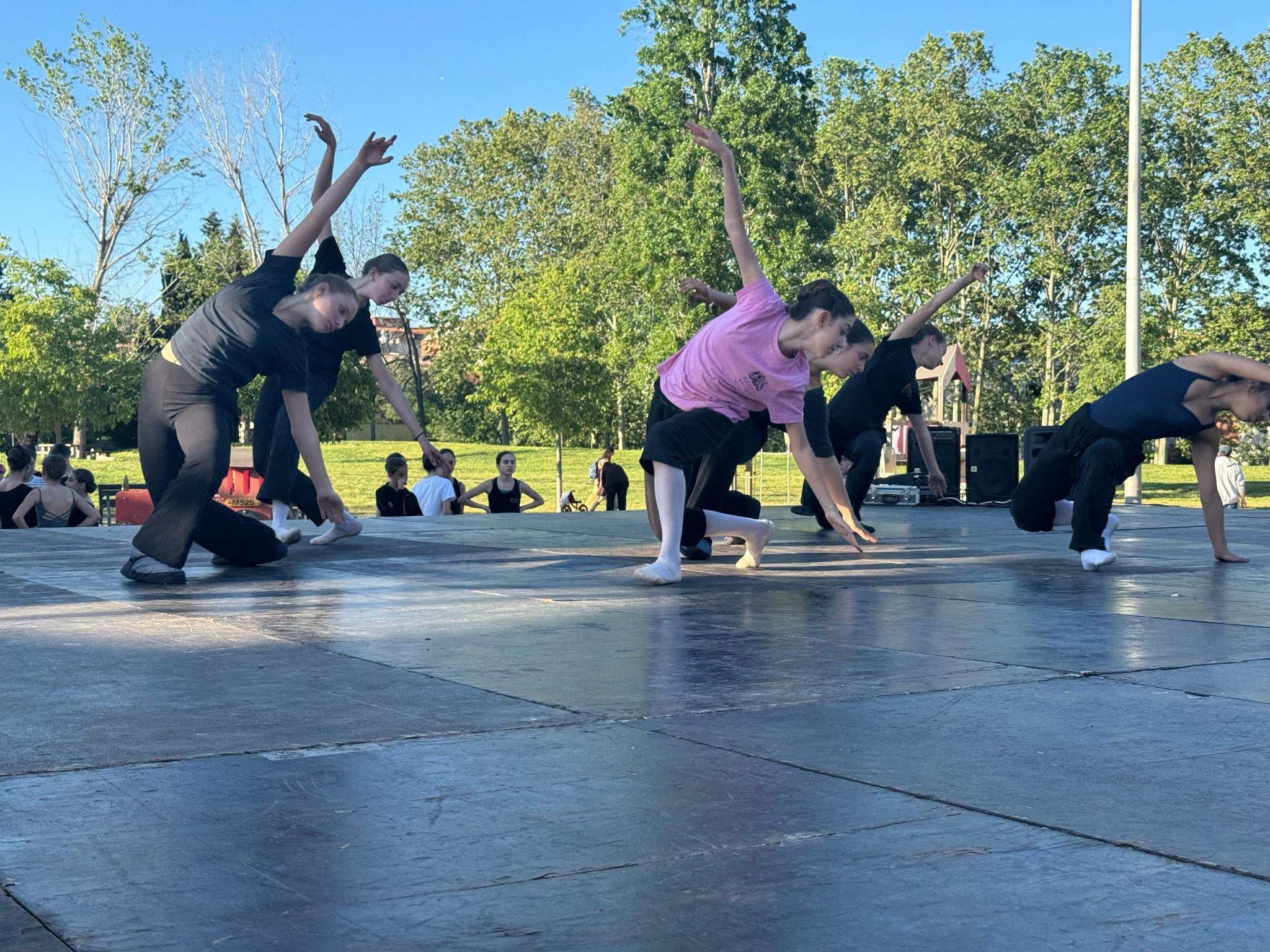 L'Escola Fusió de Música i Dansa fent un assaig al parc Ramón Barnils. FOTO: TOT Sant Cugat
