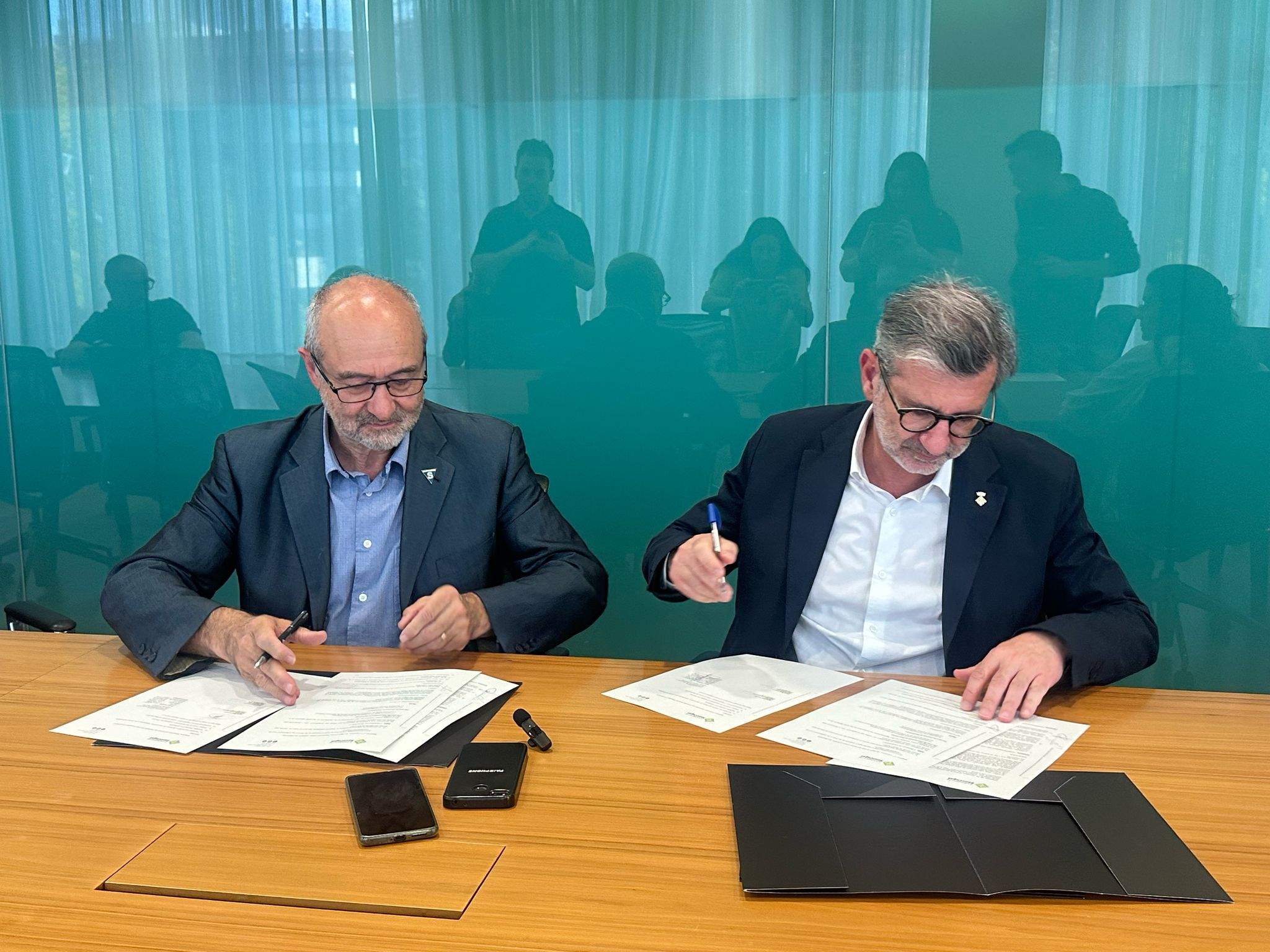 Juan Manuel i Josep Maria Vallès signant el conveni de col·laboració. FOTO: Lluna Fabregat