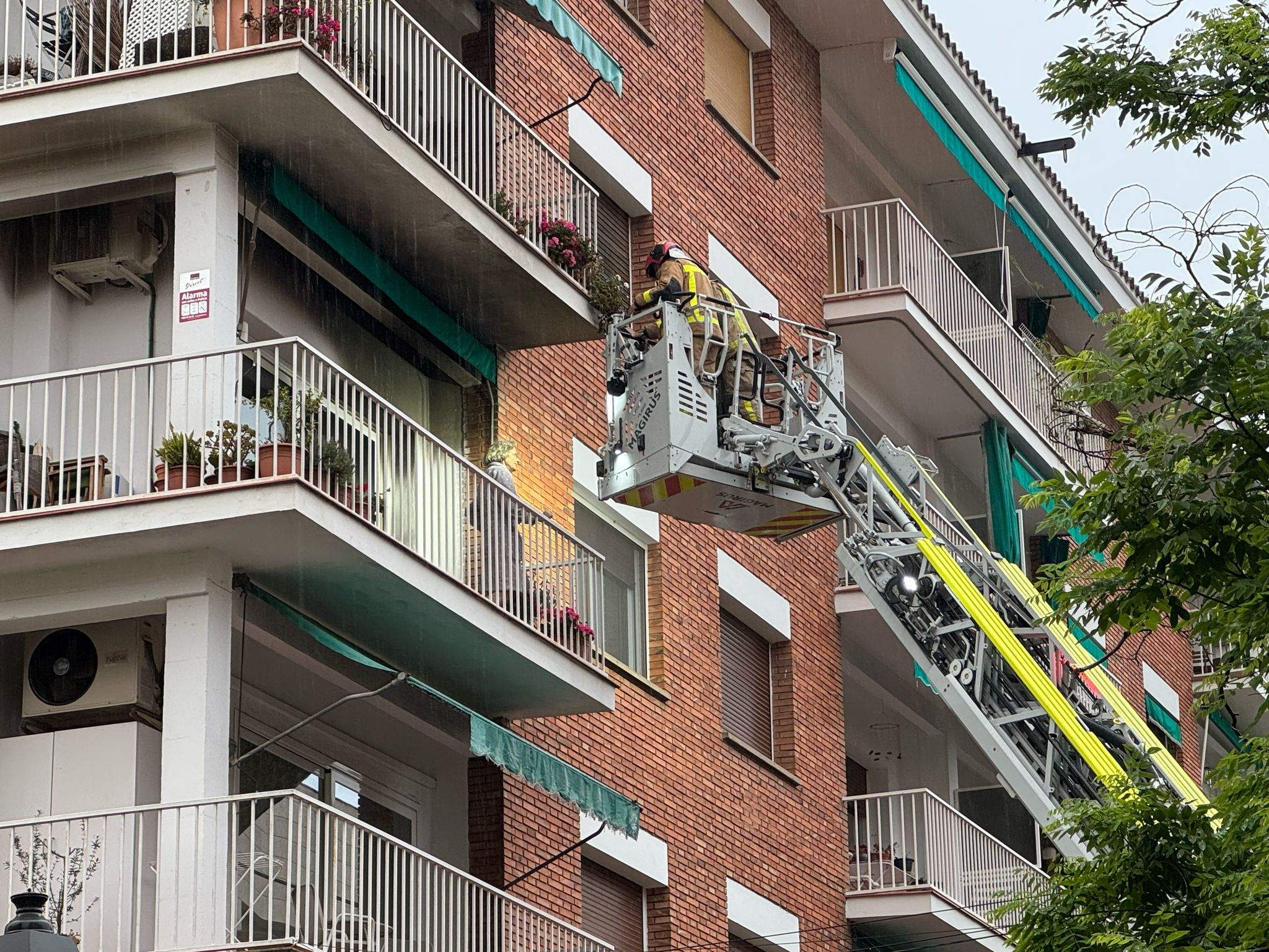 Rescat de la dona al seu balcó a Sant Cugat FOTO: TOT Sant Cugat