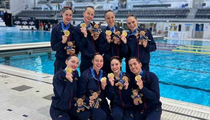 Paula Ramírez amb l'equip de natació sincronitzada de rutina lliure al Canadà. FOTO: RFEN