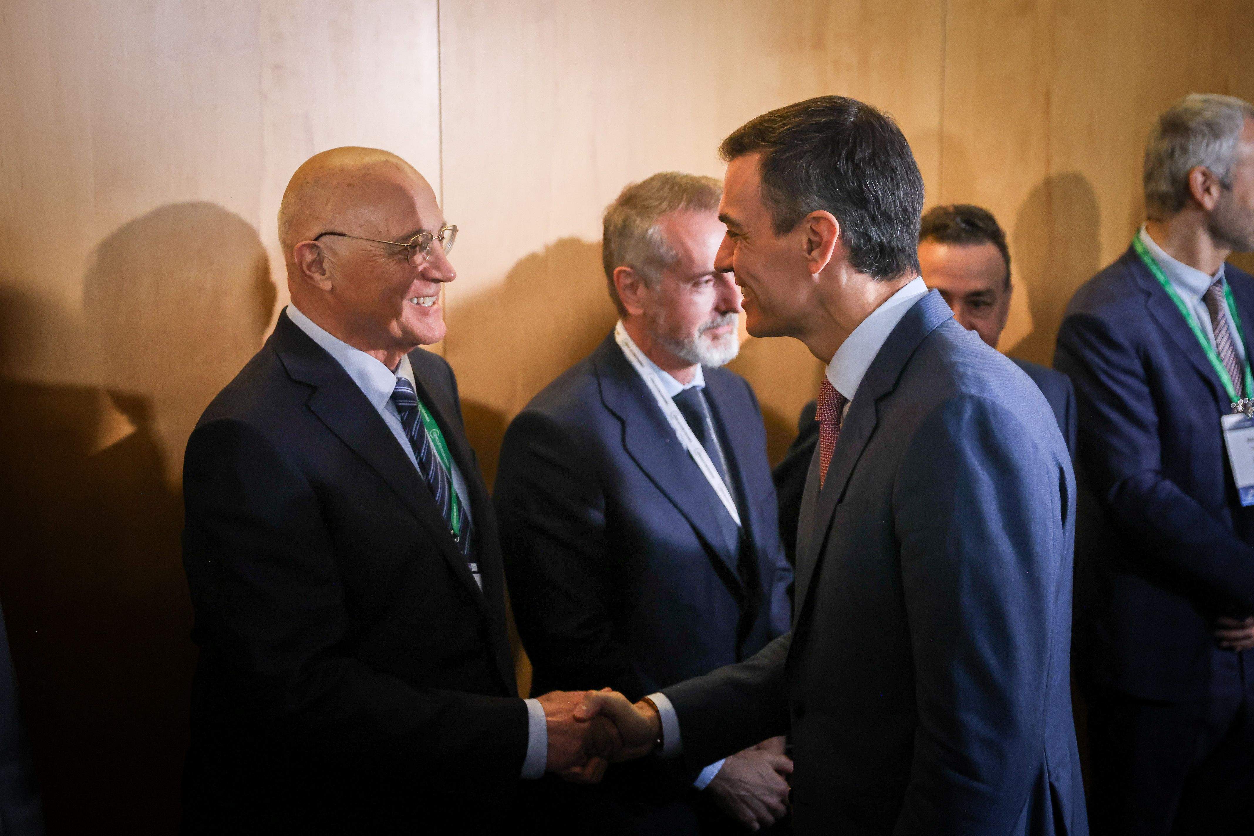 El president del Banc Sabadell, Josep Oliu; i el president del govern espanyol, Pedro Sánchez, a les jornades del cercle d'economia. FOTO: ACN