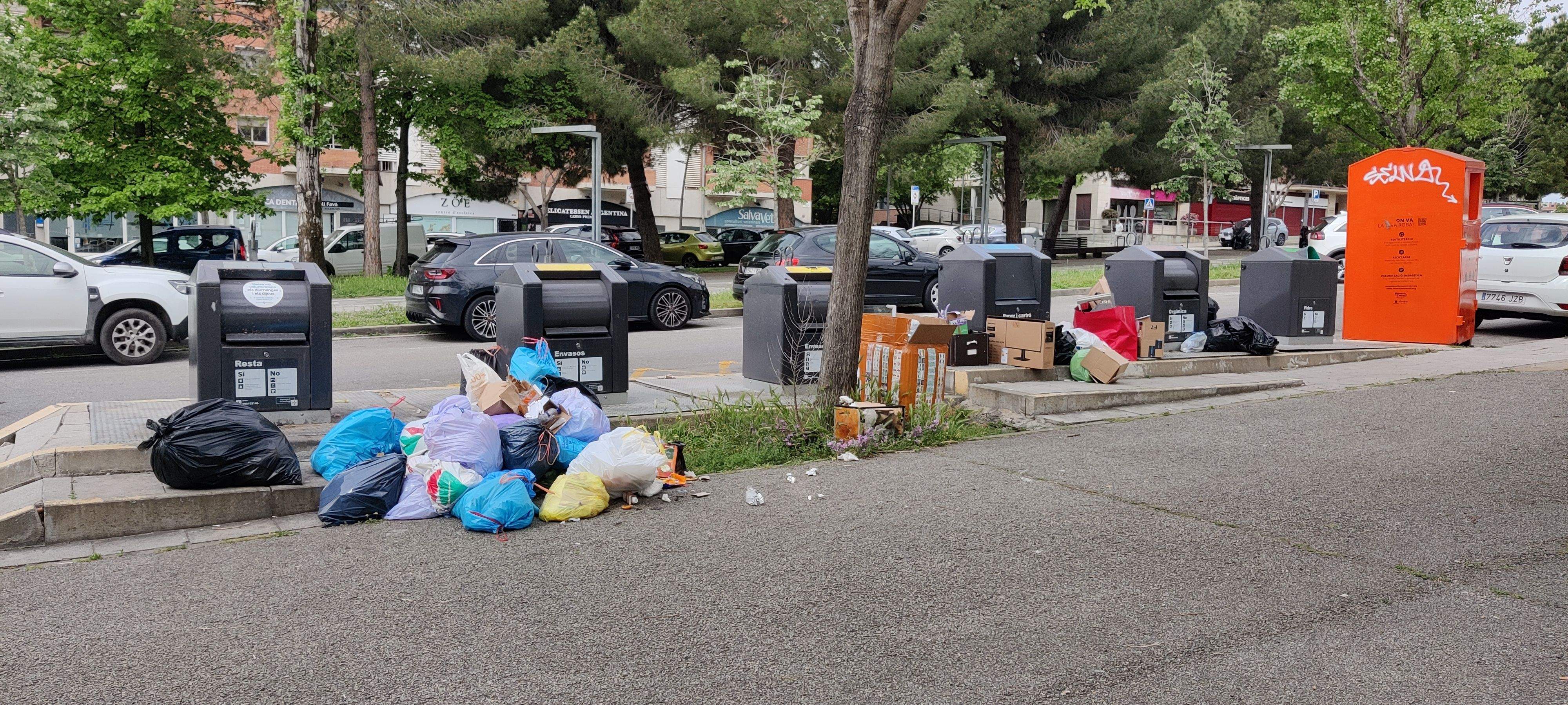 Contenidors a la plaça de la Creu de Coll Favà. FOTO: Lluna Fabregat